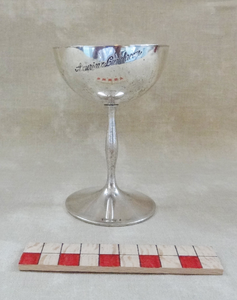 878249 Afbeelding van een metalen ijscoupe gebruikt in de American Lunchroom (Lange Viestraat 2) te Utrecht, uit de ...